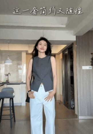 Gam màu sáng mang đến cảm giác sạch sẽ, trẻ trung, đồng thời giúp chiếc áo ghi lê trở thành điểm nhấn của cả bộ trang phục.