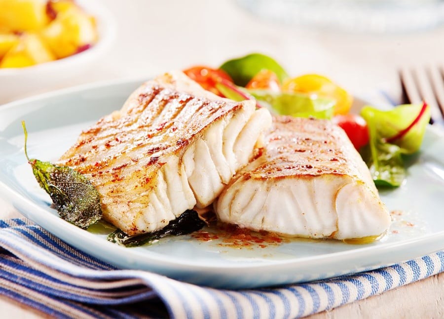 Cá là một trong những nguồn thực phẩm được đánh giá cao nhờ chứa nhiều protein chất lượng cùng các axit amin cần thiết cho quá trình tổng hợp collagen.