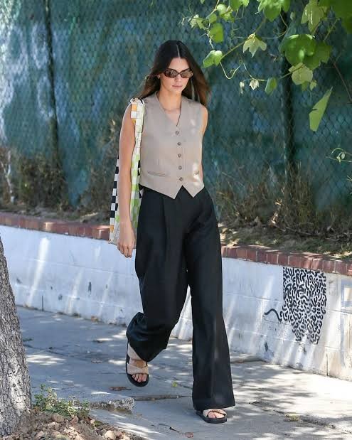 Thiết kế không tay mang đến cảm giác mát mẻ hơn blazer nhưng vẫn đủ lịch sự để tạo nên vẻ ngoài chuyên nghiệp. 