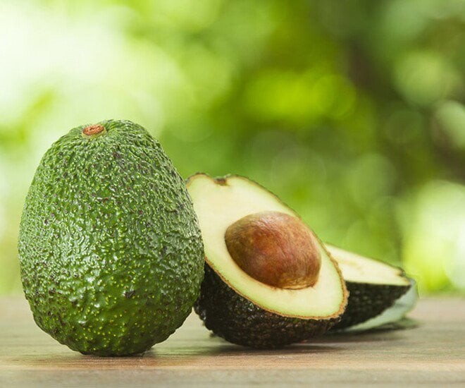 Bơ là nguồn cung cấp dồi dào chất béo không bão hòa đơn cùng nhiều vitamin có lợi cho làn da.