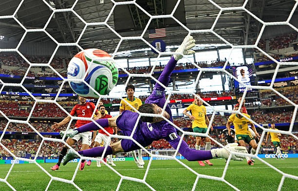 Emam Ashour đánh đầu mở tỷ số trận đấu. Ảnh: Getty Images.
