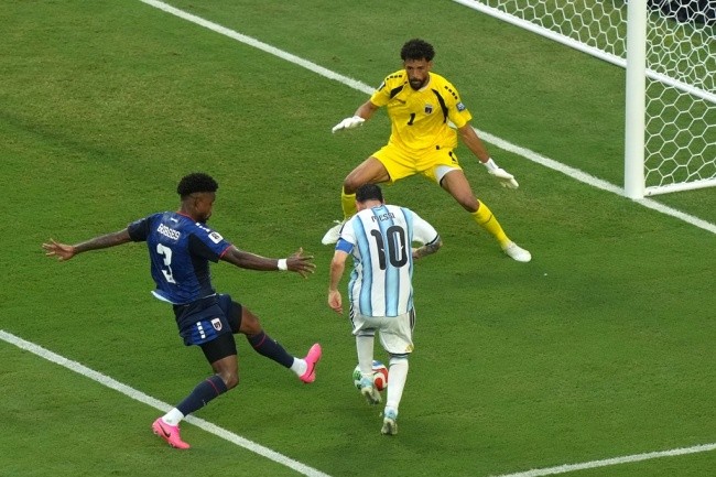 Messi mở tỷ số cho Argentina. Ảnh: Sky Sports.