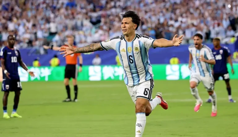 Martinez ghi bàn thắng thứ 2 cho Argentina. Ảnh: Getty Images.