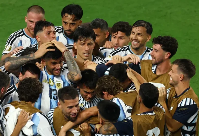 Argentina có bàn thắng thứ 3 quý giá. Ảnh: Getty Images.