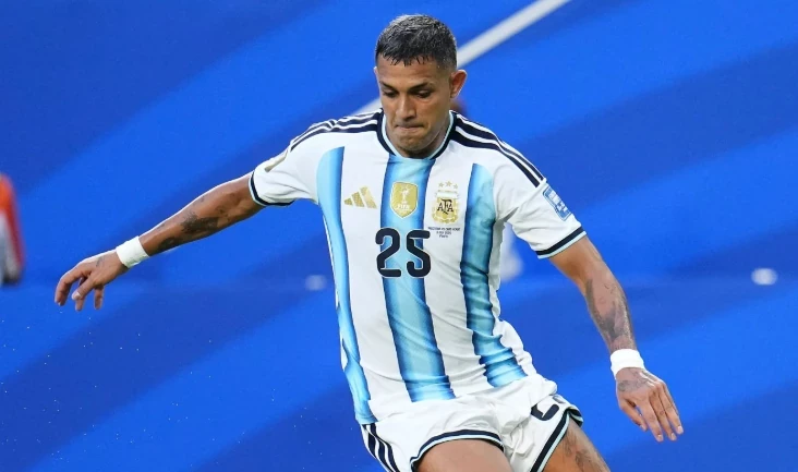 Facundo Medina (7.0 điểm). Medina có màn thể hiện khá ổn định bên hành lang trái. Anh thi đấu điềm tĩnh, bọc lót tốt cho các đồng đội trước khi phải rời sân ở phút 86.