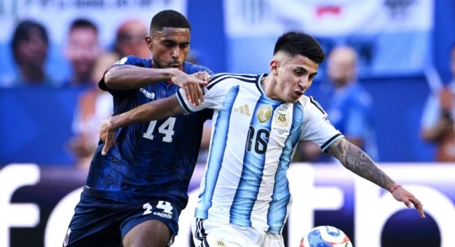 Thiago Almada (6.6 điểm). Được trao cơ hội đá chính nhưng Almada không để lại nhiều dấu ấn đậm nét. Anh tạo ra được một vài tình huống phối hợp ngắn với Messi nhưng thiếu sự sắc sảo trong các pha dứt điểm cuối cùng.