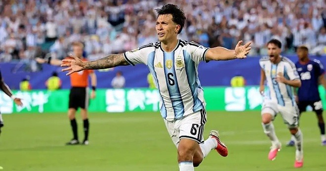 Martinez đã ghi bàn giải toả áp lực cho Argentina. Ảnh: Getty.