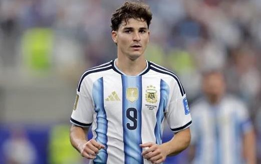 Barca tha thiết sở hữu Julian Alvarez.
