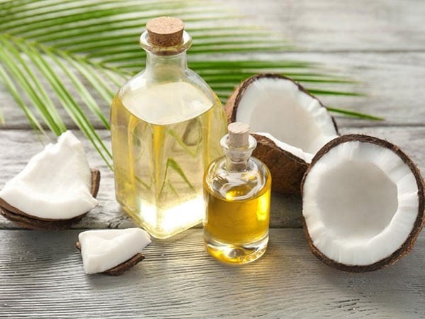 Thành phần giàu axit béo giúp tạo một lớp màng mỏng trên bề mặt, hạn chế tình trạng mất nước và hỗ trợ duy trì độ mềm mại cho làn da.