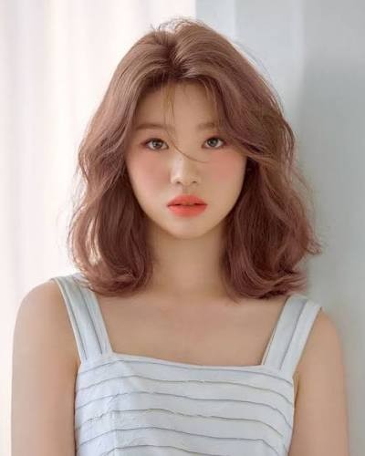Những kiểu uốn lơi, uốn chữ C hoặc uốn sóng mềm được nhiều người lựa chọn vì vừa tạo độ bồng bềnh vừa dễ chăm sóc.