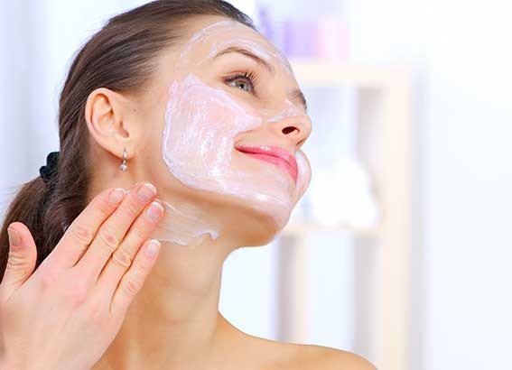 Ngoài khả năng dưỡng ẩm, dầu dừa còn có đặc tính làm mềm da và hỗ trợ giảm cảm giác khó chịu ở những vùng da bị khô hoặc kích ứng nhẹ.


