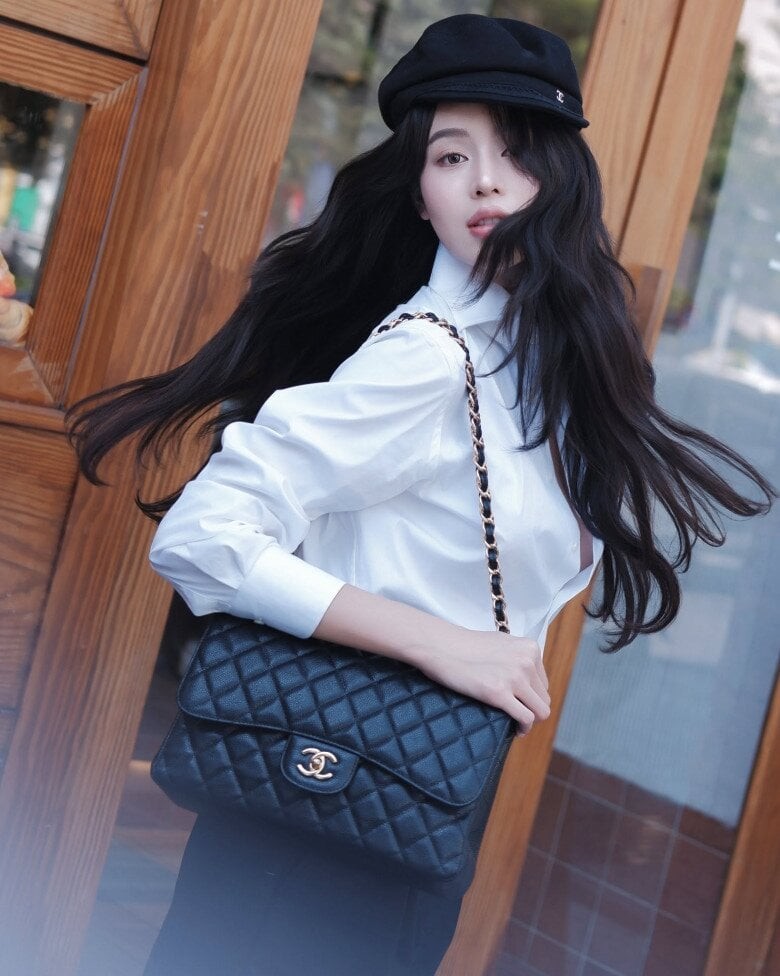 Một trong những công thức xuất hiện thường xuyên trong phong cách của Thanh Thủy là áo sơ mi hoặc áo phông oversized phối cùng quần short. 
