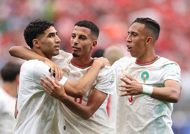 Achraf Hakimi có tình huống chuyền bóng thông minh từ quả đá phạt bên cánh phải, tạo điều kiện để Azzedine Ounahi tung cú sút quyết đoán từ ngoài vòng cấm, mở tỷ số cho Morocco. Ảnh: Getty Images.