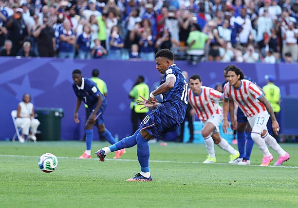 Kylian Mbappe mở tỷ số cho tuyển Pháp sau quả đá phạt đền thành công.