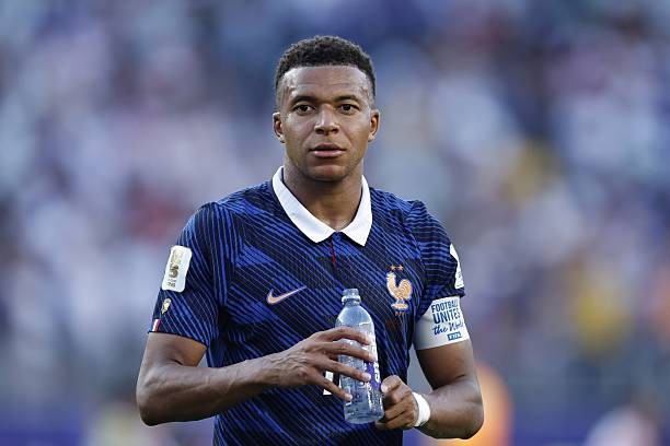 Kylian Mbappe (7.7): Một trận đấu tương đối lặng lẽ so với tiêu chuẩn cực cao của anh, cho đến khi Mbappe lạnh lùng phá vỡ thế bế tắc trên chấm phạt đền. Bàn thắng này giúp anh san bằng kỷ lục của Lionel Messi với 7 pha lập công trong cuộc đua giành Chiếc giày vàng. Ảnh: Getty Images