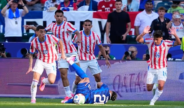 Paraguay chơi xấu xí để ngăn Pháp thi đấu. (Ảnh: Getty Images)