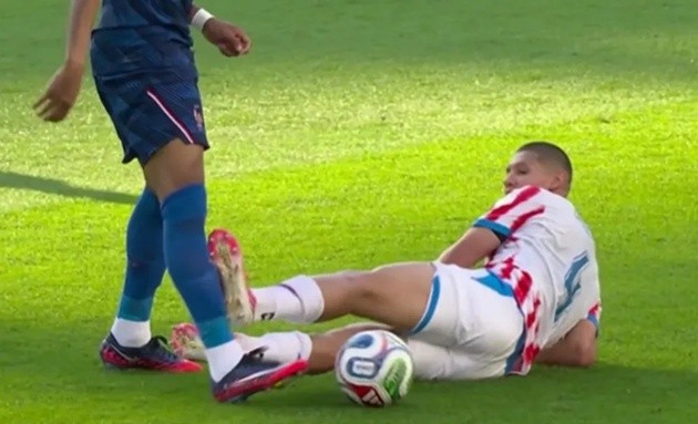 Caceres rđá vào Mbappe nhưng trọng tài không phát hiện sự việc. (Ảnh: BBC)