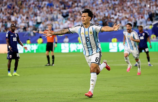 Martinez tỏa sáng trong chiến thắng của Argentina. 