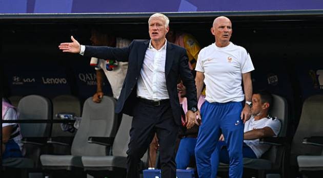 HLV Deschamps không hài lòng với lối chơi của Paraguay. Ảnh: Getty Images.