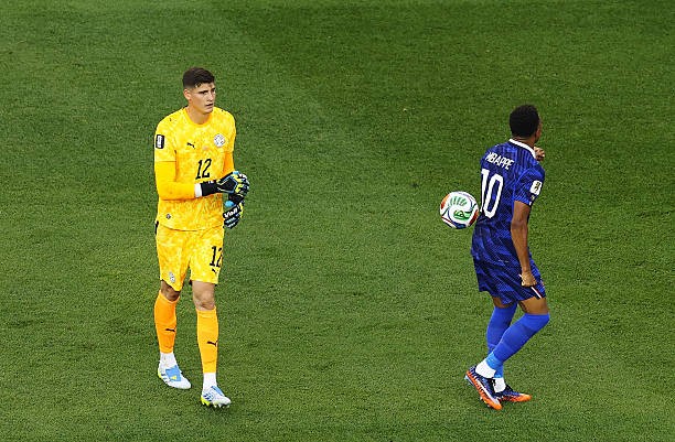 Tình huống mang tính chất khiêu khích của thủ thành Paraguay với Kylian Mbappe. Ảnh: Getty Images.