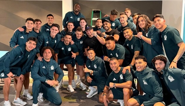 Đội tuyển Mexico đeo đồng hồ Rolex do Youtuber Stephen Deleonardis tặng.