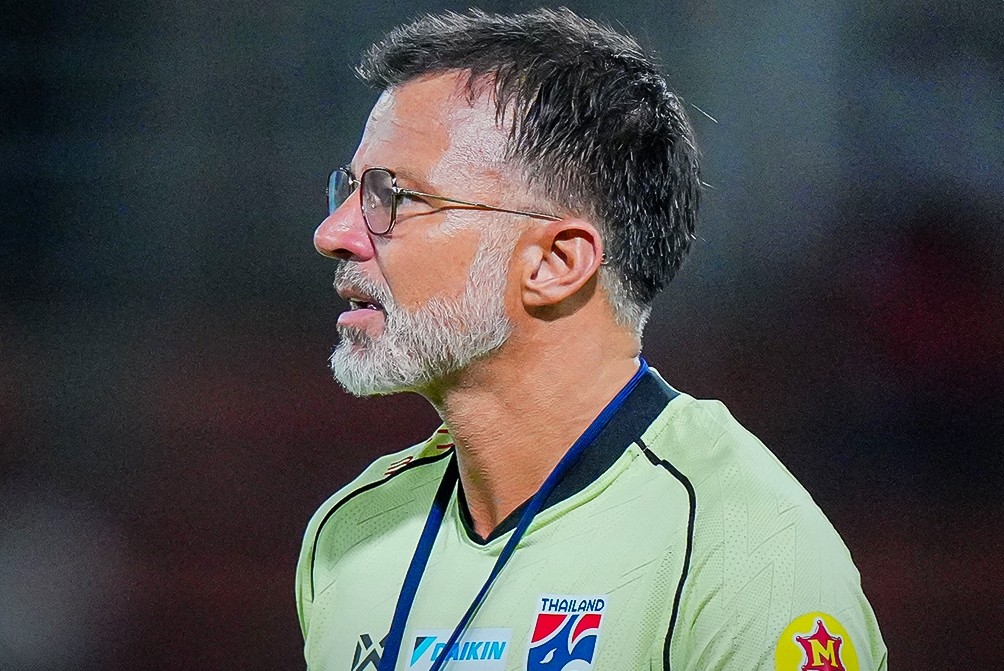 HLV Anthony Hudson chật vật gom quân chuẩn bị cho ASEAN Cup 2026. Ảnh: @Changsuek_TH - X.com.