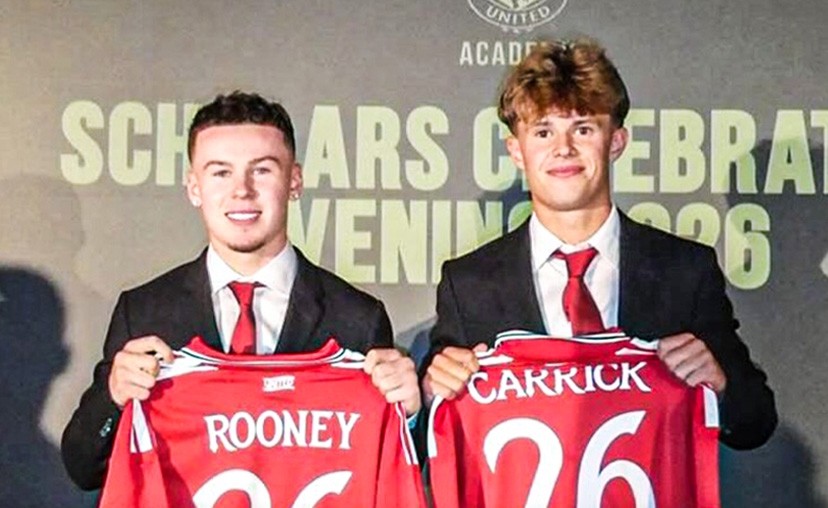Kai Rooney và Jacey Carrick ký hợp đồng học bổng với Man Utd. Ảnh: Manchester United FC.