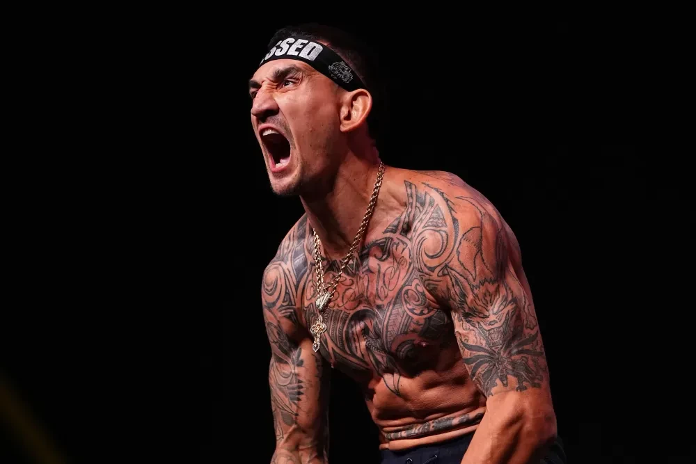 Max Holloway tạo dáng tại buổi cân ký UFC 326
