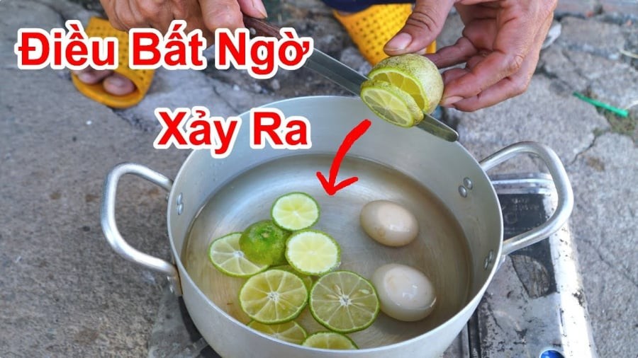 Một trong những mẹo được nhiều người nội trợ truyền tai nhau là thả vài lát chanh vào nồi nước khi luộc trứng. 