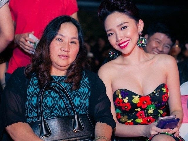 Tóc Tiên trở về Mỹ với mẹ