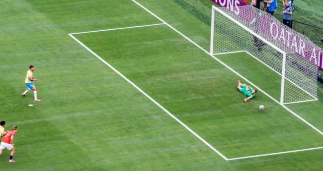 Bruno Guimaraes đá hỏng quả 11m. Ảnh: Imago.
