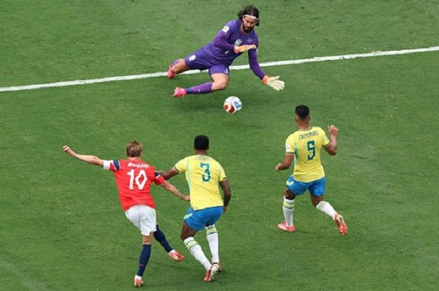Alisson Becker (6.3/10): Ra vào hợp lý và cản phá tốt cú dứt điểm của Odegaard trong hiệp một. Anh hoàn toàn không có lỗi trong cả hai bàn thua.