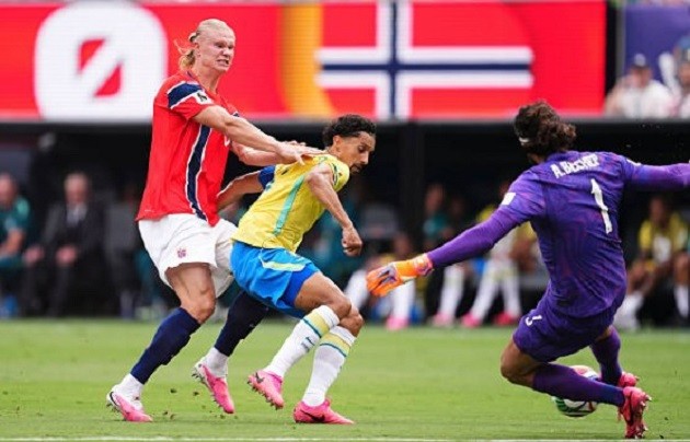 Marquinhos (6/10): Thi đấu tương đối thảnh thơi khi Haaland chủ yếu áp sát Gabriel. Anh có vài tình huống không chiến giải nguy từ các pha bóng cố định.