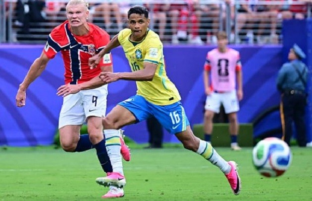 Douglas Santos (6.1/10): Thi đấu tròn vai ở vị trí hậu vệ cánh trái, hỗ trợ phòng ngự ổn định và tích cực tiếp bóng cho Vinicius Jr phía trên.