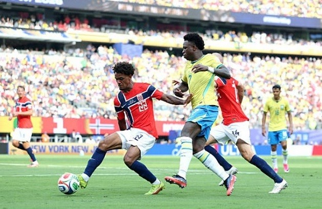 Vinicius Jr (6.4/10): Tiếp tục duy trì phong độ năng nổ khi liên tục vượt qua người truy cản, tự mình dứt điểm nguy hiểm và mở ra cơ hội cho các đồng đội.