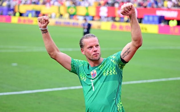 Thủ môn Orjan Nyland — 7.9 Cản phá thành công cú sút phạt đền của Guimaraes, trực tiếp giúp đội nhà giữ sạch lưới trong hiệp một. Cùng với Erling Haaland, anh chính là nhân tố phòng ngự xuất sắc nhất trận với một màn trình diễn đỉnh cao, duy trì phong độ ổn định từ đầu giải đấu đến nay.
