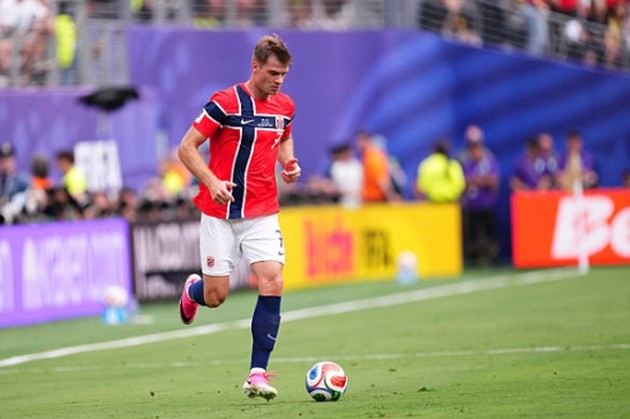Tiền đạo Alexander Sorloth — 6 Trở thành điểm đến vô cùng hữu hiệu cho các đường chuyền vượt tuyến từ sân nhà. Có đóng góp dấu giày vào tình huống dẫn đến bàn thắng bị tước của Berg, dù chính anh là người đã mắc lỗi việt vị trong pha bóng xây dựng này.