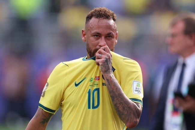 Neymar rơi lệ sau trận đấu. Ảnh: Sky Sports.