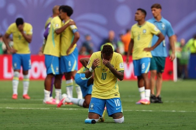 Neymar bật khóc sau trận. Ảnh: Sky Sports.