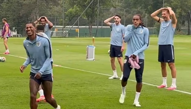Các đồng đội thán phục kỹ năng của Rashford trên sân tập. (Ảnh: FA)
