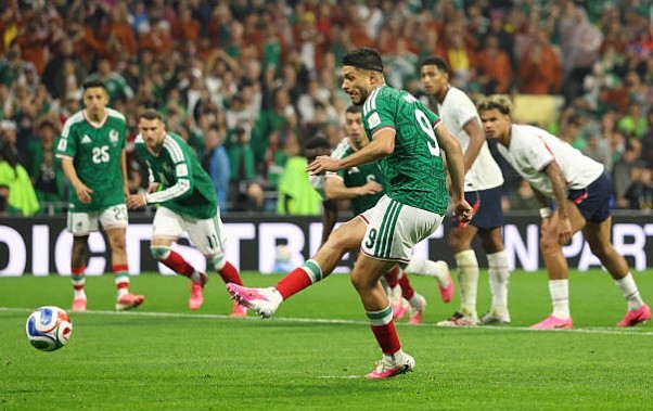 Raul Jimenez sút phạt đền thành công, qua đó rút ngắn tỷ số xuống còn 2-3.
