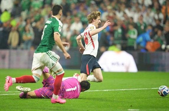 Anthony Gordon (7.1): Sử dụng tốc độ xé gió của mình để gây ra vô vàn khó khăn cho hàng thủ Mexico. Chính Gordon là người mang về quả phạt đền quý giá giúp Anh nâng tỷ số lên 3-1 và là phương án phản công hữu hiệu khi đội chỉ còn 10 người.