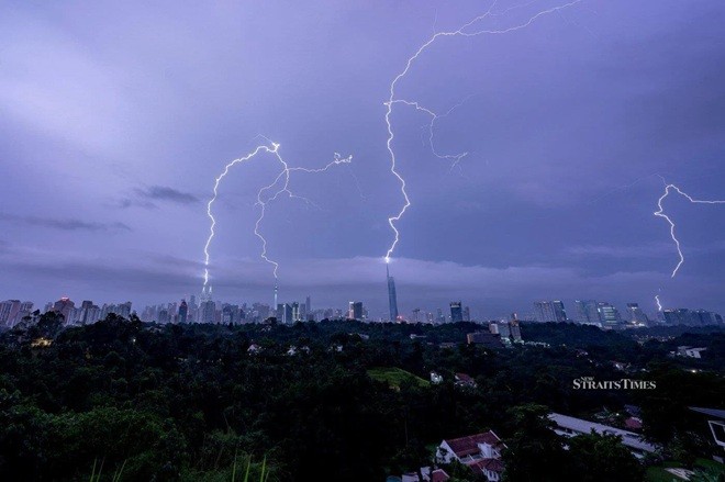 Đá bóng dưới trời mưa có thể rất nguy hiểm.