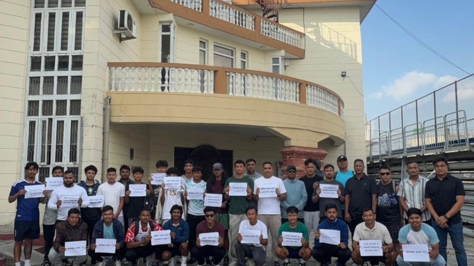 Các cầu thủ bóng đá và người hâm mộ Nepal tập trung biểu tình tại tòa nhà ANFA ở Satdobato, Lalitpur, sau khi bị FIFA đình chỉ thi đấu. ẢNH: THE KATHMANDU POST