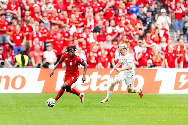  Johan Manzambi là hiện tượng thú vị của Thuỵ Sĩ.