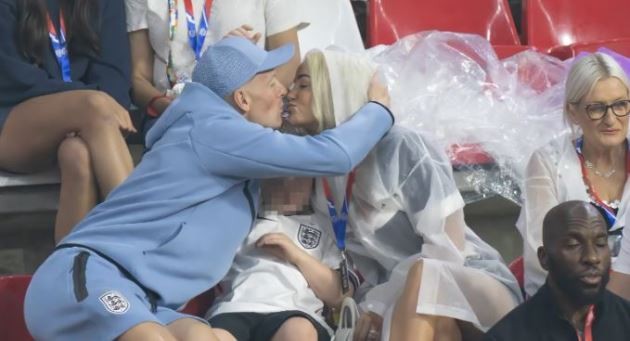 Pickford trao nụ hôn nồng nàn với Megan. Ảnh: Getty Images.