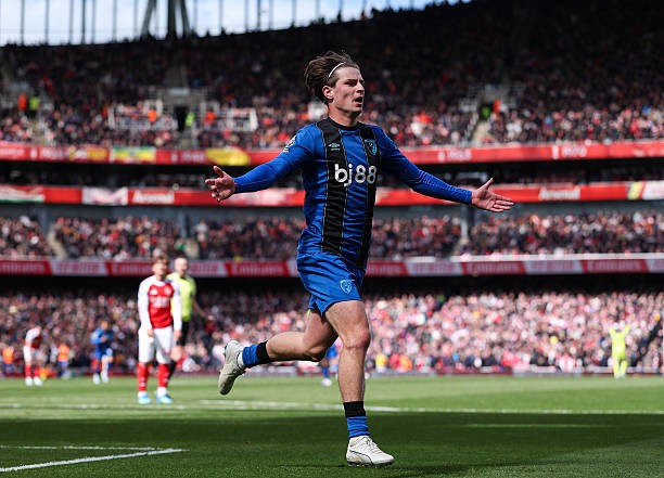 Cổ động viên Man Utd không mặn mà với thương vụ Alex Scott.