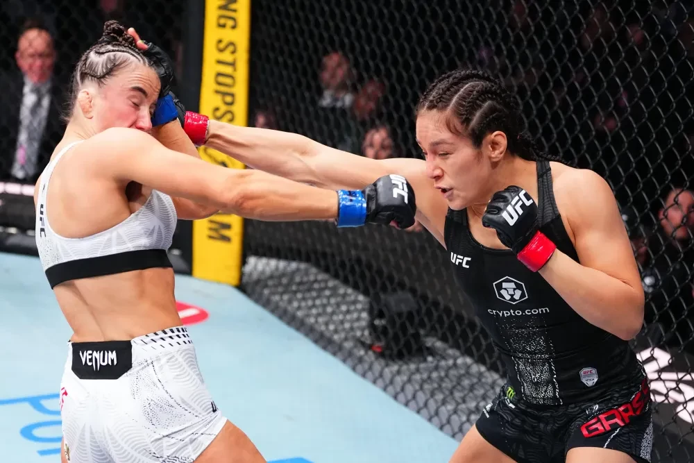Alexa Grasso đấm Maycee Barber