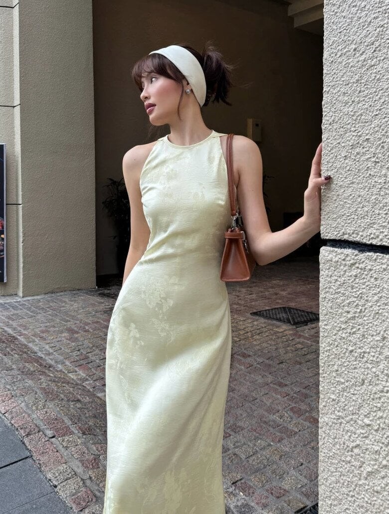 Không chỉ mang lại vẻ ngoài sang trọng, lụa còn có khả năng điều hòa nhiệt độ khá tốt, giúp người mặc cảm thấy mát mẻ trong thời tiết nóng. 