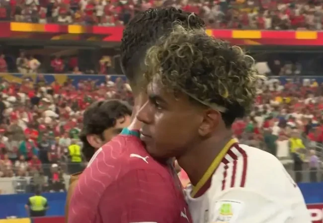 Yamal và Ronaldo có hành động thân thiết, tôn trọng sau trận đấu. Ảnh: Tribuna.